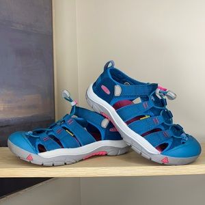 Little girls keen hiking /adventure sandals